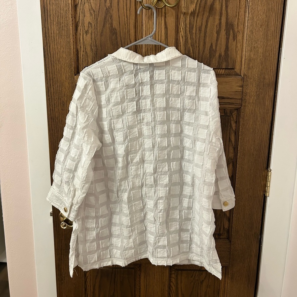 Chico’s Traveler Collection White Textured Button-Up Blouse Size 2 - Picture 4 of 8